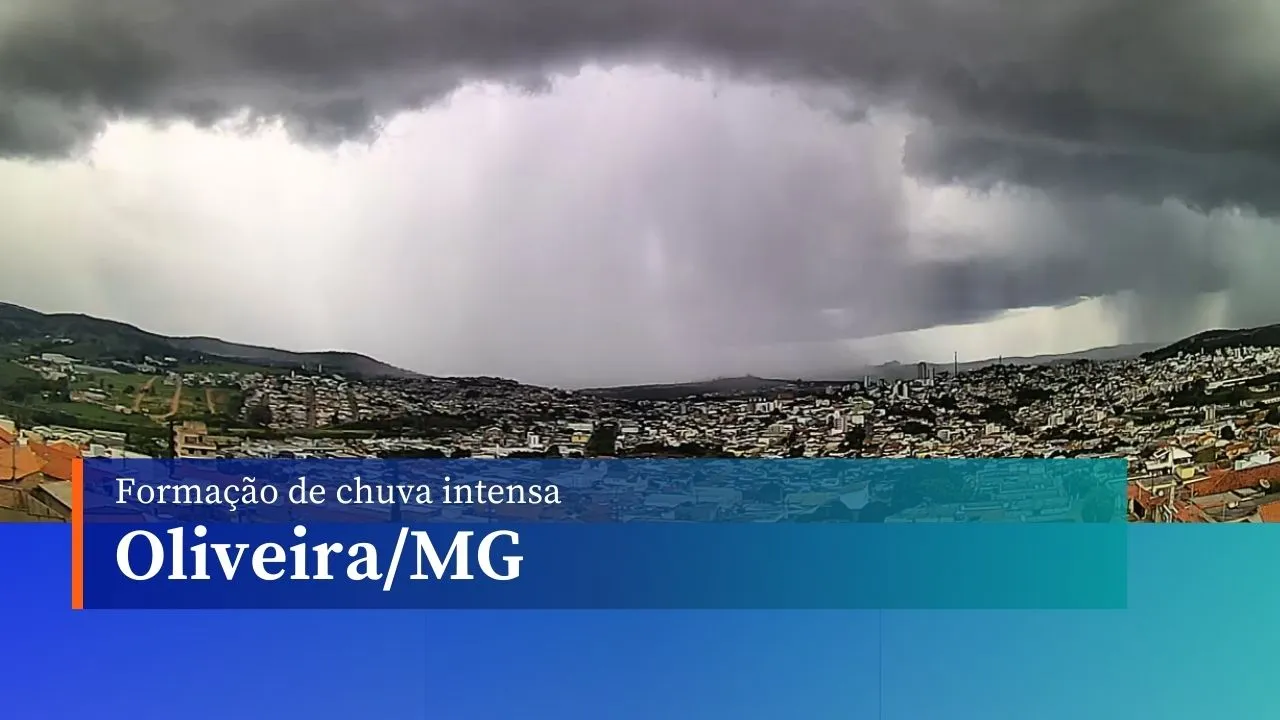 A imagem mostra a formação de chuva intensa na cidade de Oliveira na tarde de quinta-feira e que trouxe transtornos aos moradores